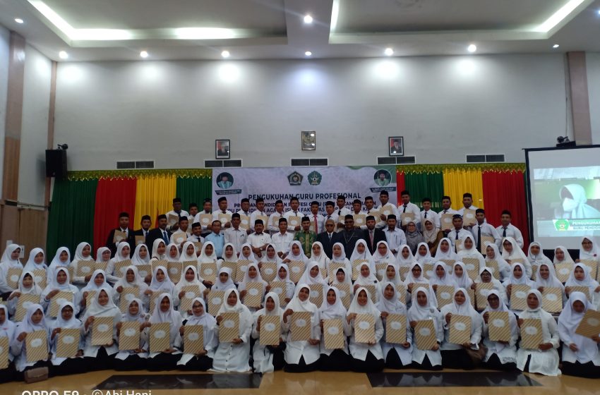  Rektor UIN Ar-Raniry Banda Aceh Kembali Mengukuhkan 420 Guru Profesional