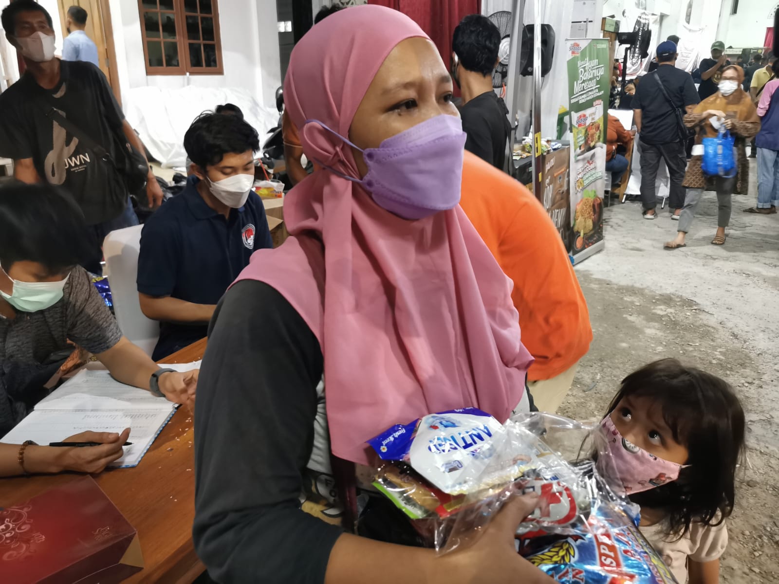Polda Metro Jaya Gelar Vaksinasi dan Bagikan Sembako