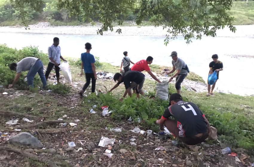  Demi Kenyamanan Pengunjung, Ikatan Pemuda Meunasah Krueng Beutong dalam Giat Bersih-Bersih Wisata Irigasi