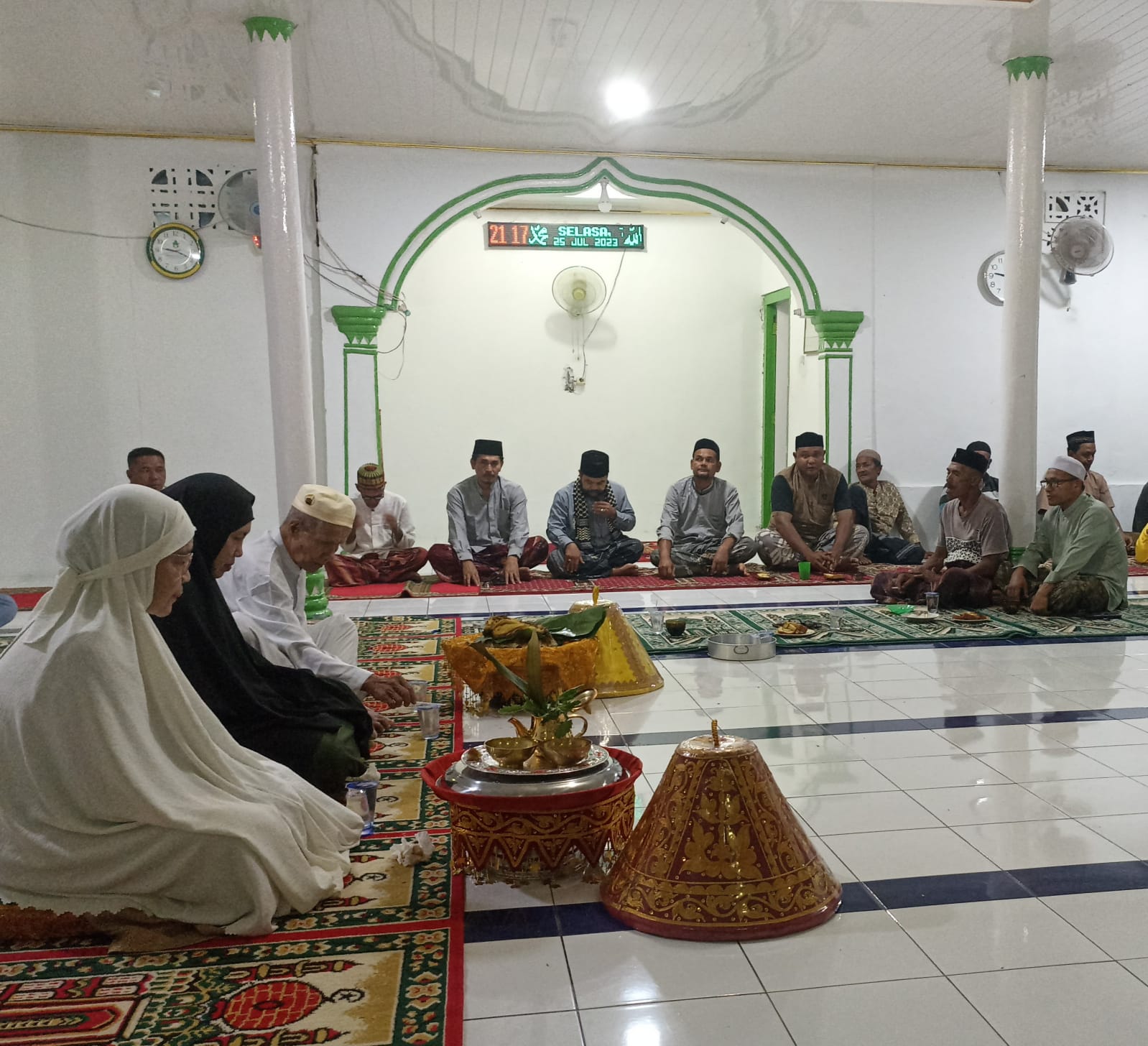 Pulang Tunaikan Ibadah Haji, Tiga Warga Pante Ceureumen Nagan Raya di Peusijuk
