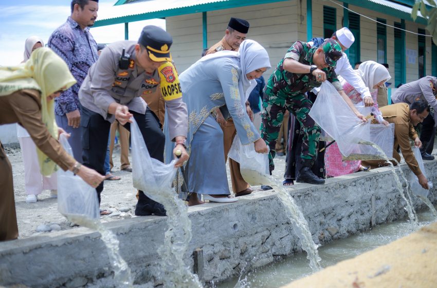  Pemkab Nagan Raya Salurkan Bantuan Ribua Bibit Ikan ke Dayah Darul Ulum Al-Mukarramah