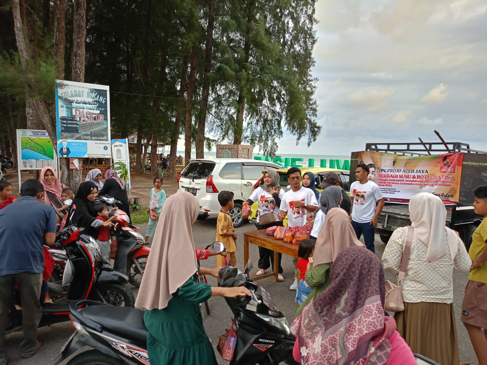 Projo Aceh Jaya Bagikan 1000 Paket Susu Kue dan Buah Gratis untuk Masyarakat Aceh Jaya