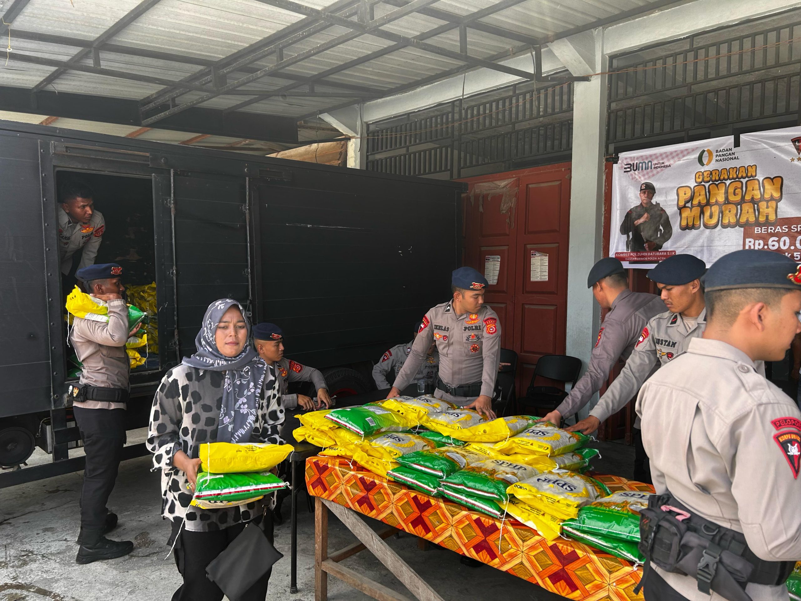 Brimob Polda Aceh Hadirkan Pasar Beras Murah, Warga Woyla Barat Antusias