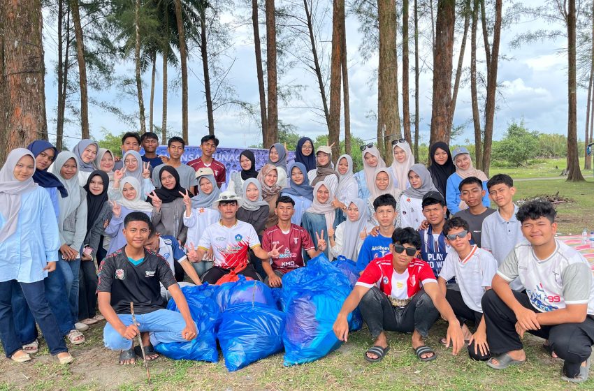  OSIS SMA Negeri 1 Seunagan Gelar Aksi Bersih Pantai dan Pembubaran Pengurus