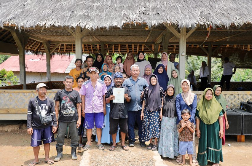  Serahkan Sertipikat ke Penggiat UMKM di Garut, Wamen Ossy Harap Masyarakat Dapat Kembangkan Usaha dan Tingkatkan Taraf Ekonomi