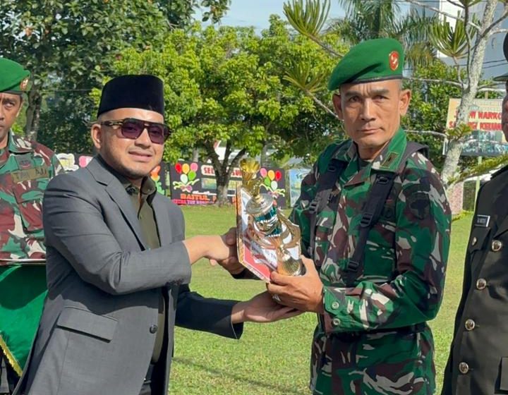  Ketua DPRK Mohd Rizki Ramadhan Hadiri Upacara HUT TNI ke-80, Beri Hadiah ke Personel