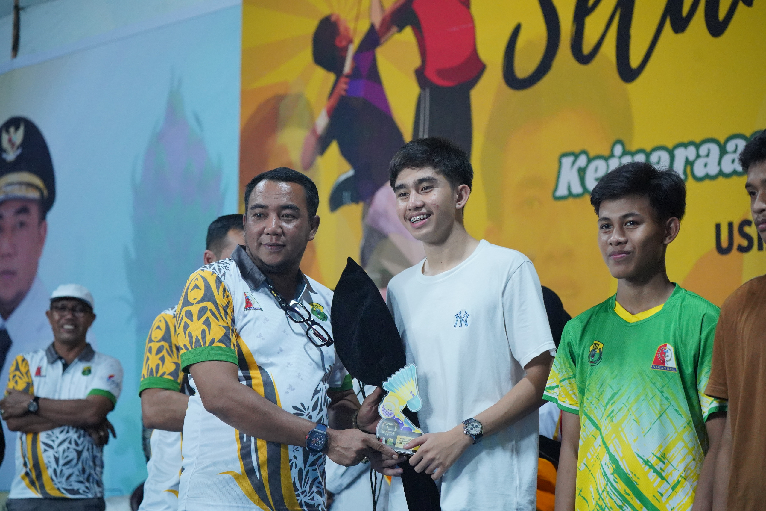 Wabup Nagan Raya Tutup Kejuaraan Bulutangkis Piala Bupati Tingkat Usia Dini dan Pelajar, Ini Nama Juaranya