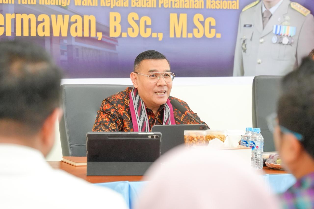 Kunjungan ke Kantor Pertanahan Kabupaten Mempawah, Wamen Ossy : Tingkatkan Layanan Sesuai Kebutuhan Masyarakat