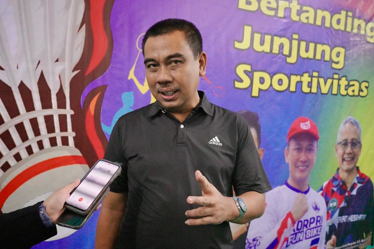 Sekjen ATR/BPN Ikuti Laga Eksibisi Pembukaan Kejuaraan Bulutangkis HUT ke-54 KORPRI