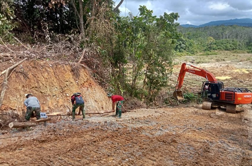  Satgas TMMD Kodim 0116/Nagan Raya Terus Lakukan Pembukaan Badan Jalan dan Pemasangan Pancang Kayu Jembatan Penyambung