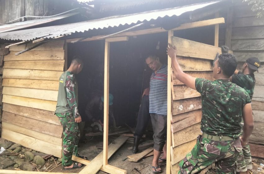  Satgas TMMD Bersama Warga Bahu Membahu Rehab Rumah Warga Kurang Mampu