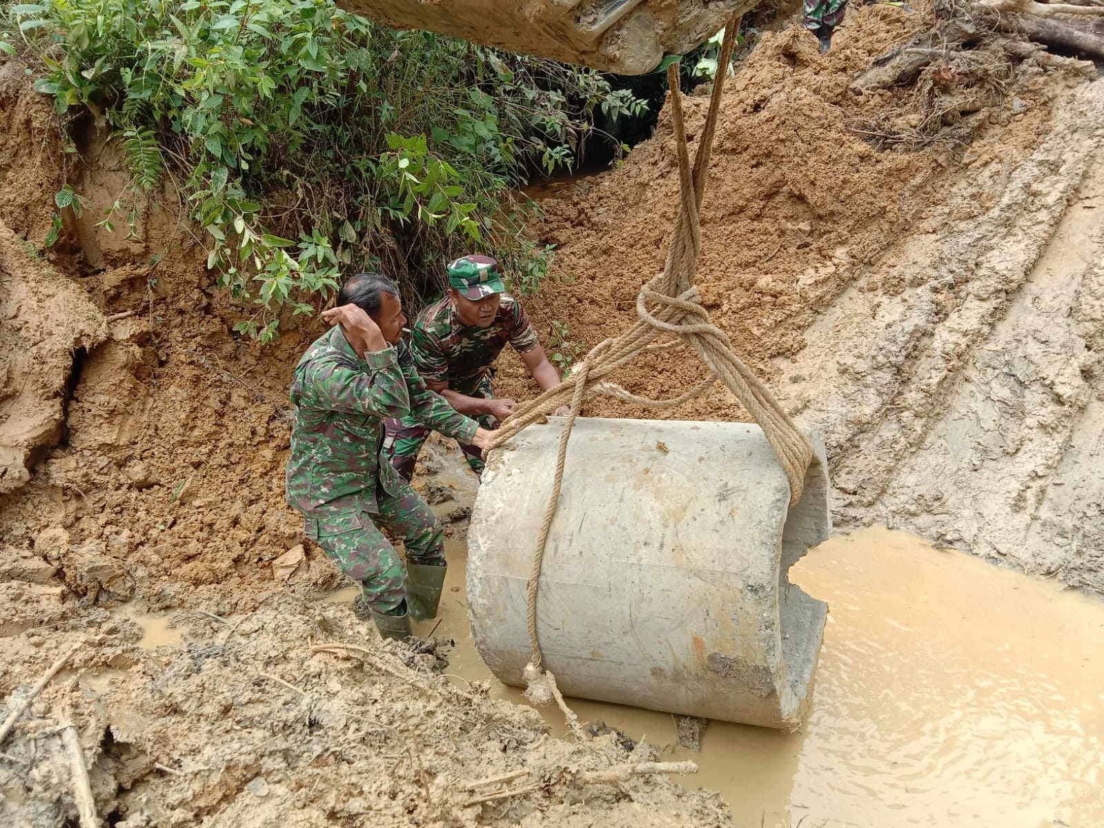 Satgas TMMD Kodim 0116/Nagan Raya Pasang Gorong Gorong di Jalan Ujung Blang ke Pante Ara