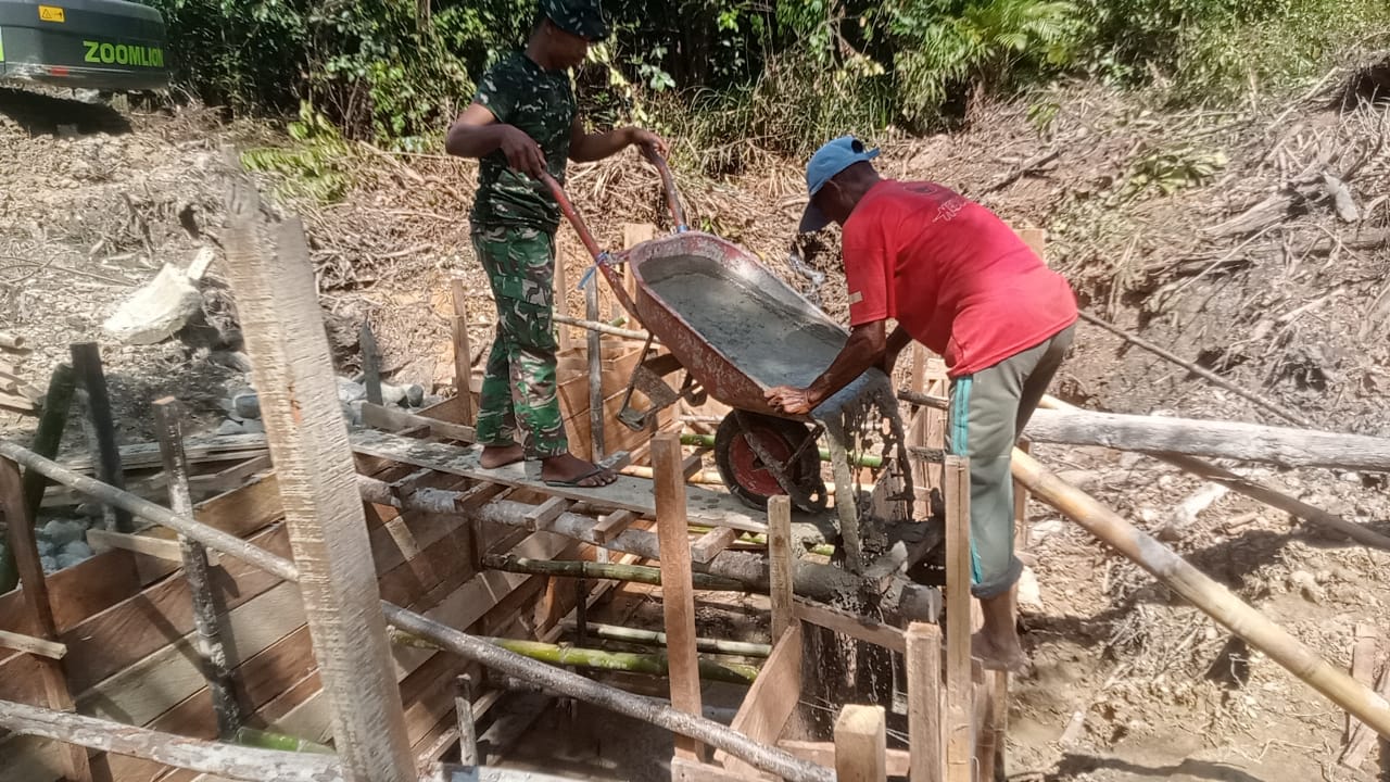 Infrastruktur Desa Ujong Blang Terus Digenjot, Satgas TMMD Gunakan Concrete Mixer