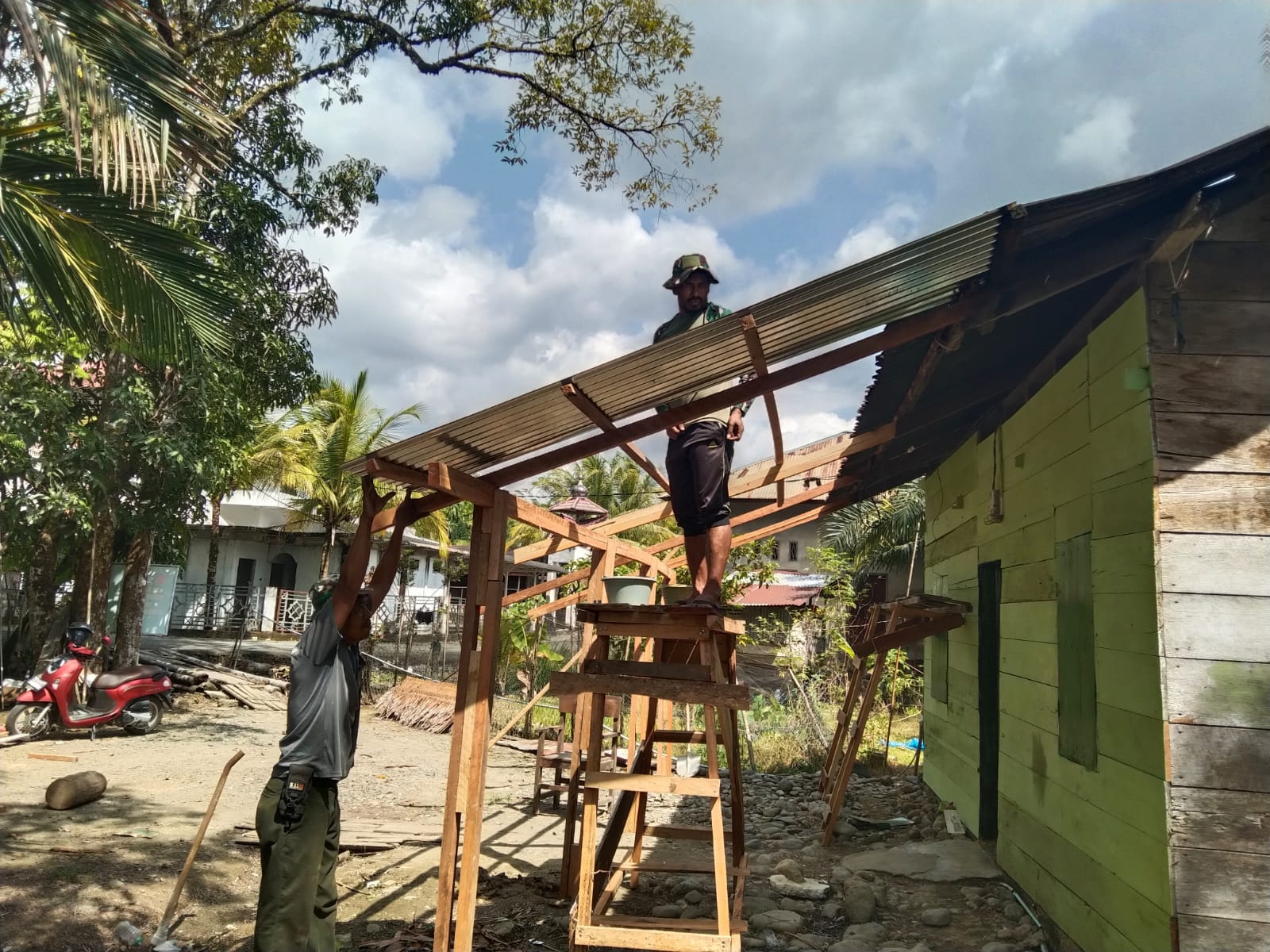 Satgas TMMD ke 127 Kodim 0116 Nagan Raya Percepat Pemasangan Atap Rumah