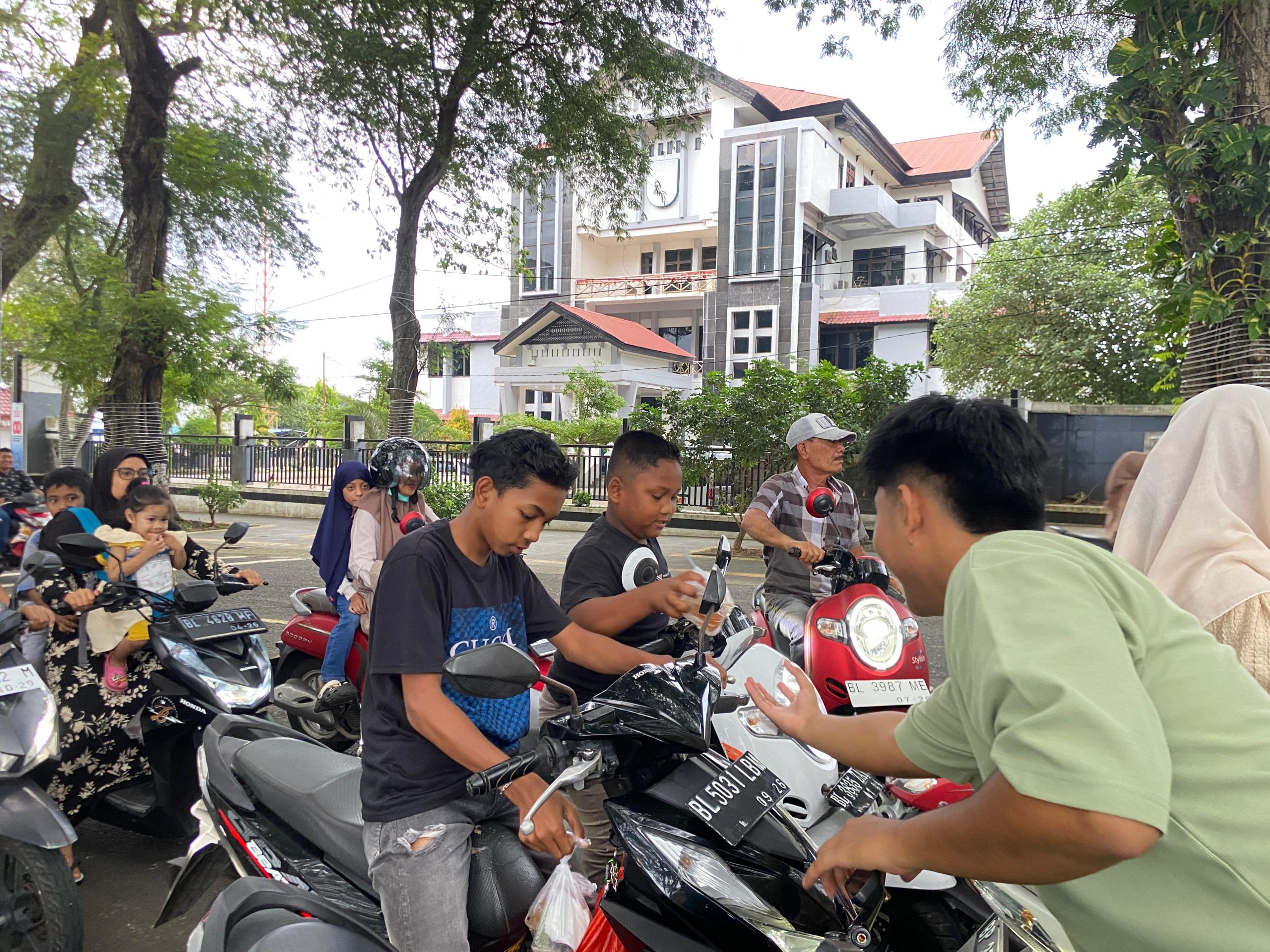 DEMA STIS Al-Aziziyah Sabang Berbagi Takjil Ramadhan 1447 H di Depan Kantor Walikota