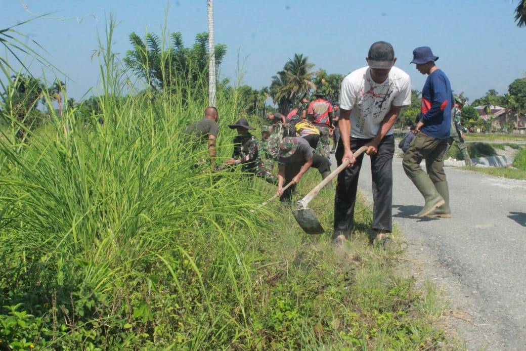 Sambut Penutupan TMMD ke 127 Kodim 0116/Nagan Raya bersama Masyarakat Laksanakan Gotong Royong