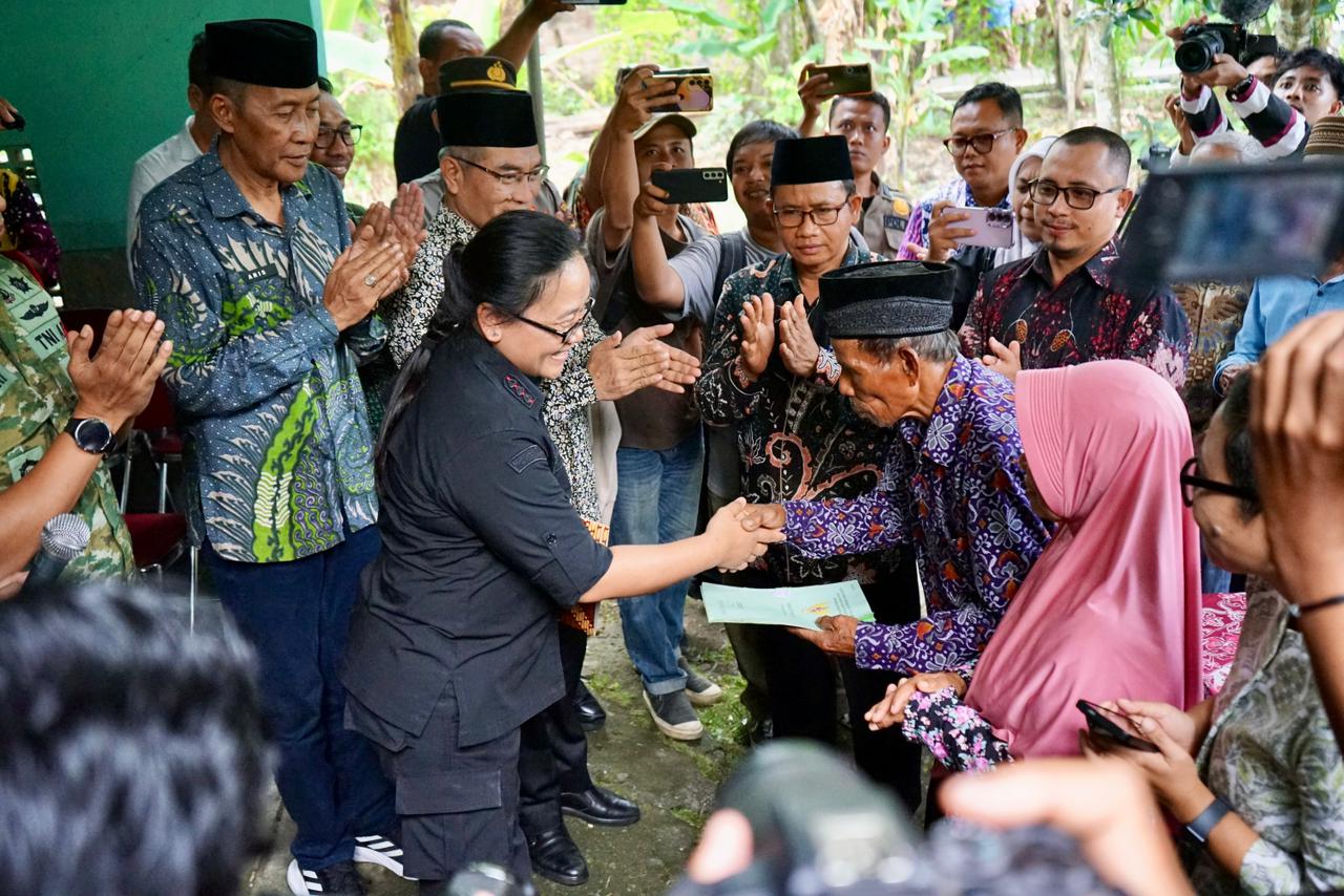 Akhir Perjuangan Panjang, Sertipikat Tanah Mbah Tupon Kembali ke Tangan yang Berhak
