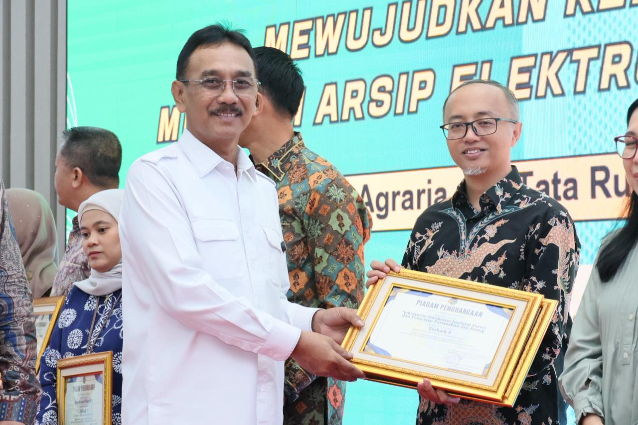 Bangun Motivasi Jajaran, Sekjen Kementerian ATR/BPN Beri Penghargaan kepada Satker Pengelola Kearsipan Terbaik