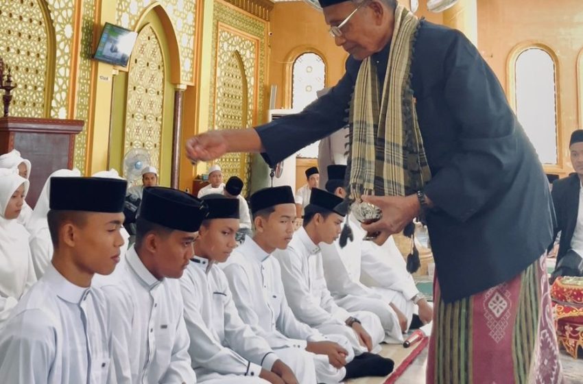  Ketua MPU Aceh Selatan Peusijuek 19 Santri MUQAS yang Khatam Hafal Al-Qur’an 30 Juz
