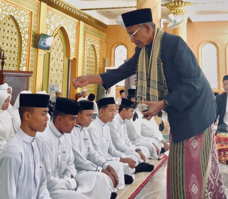 Ketua MPU Aceh Selatan Peusijuek 19 Santri MUQAS yang Khatam Hafal Al-Qur’an 30 Juz