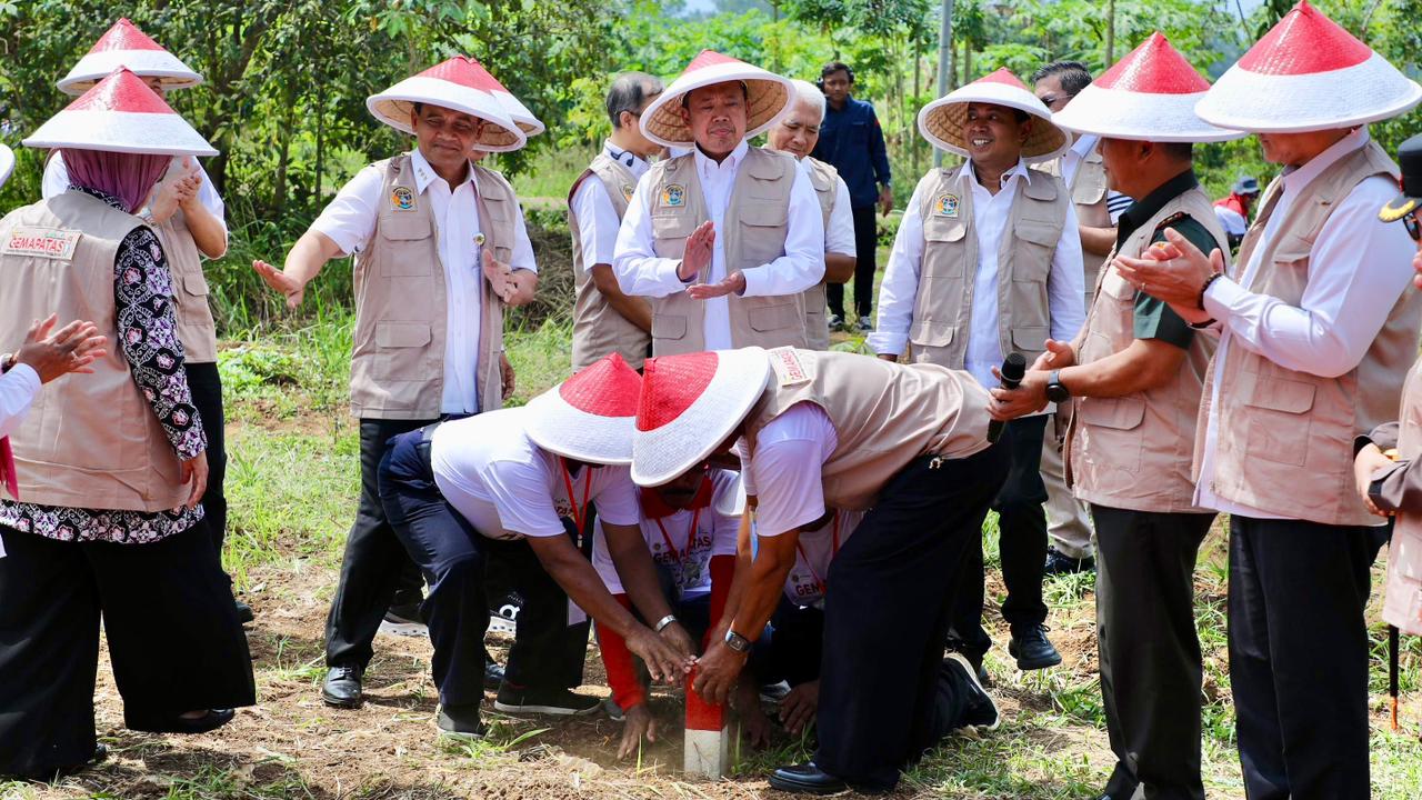 Pasang Patok, Cara Sederhana Cegah Sengketa Tanah dengan Tetangga