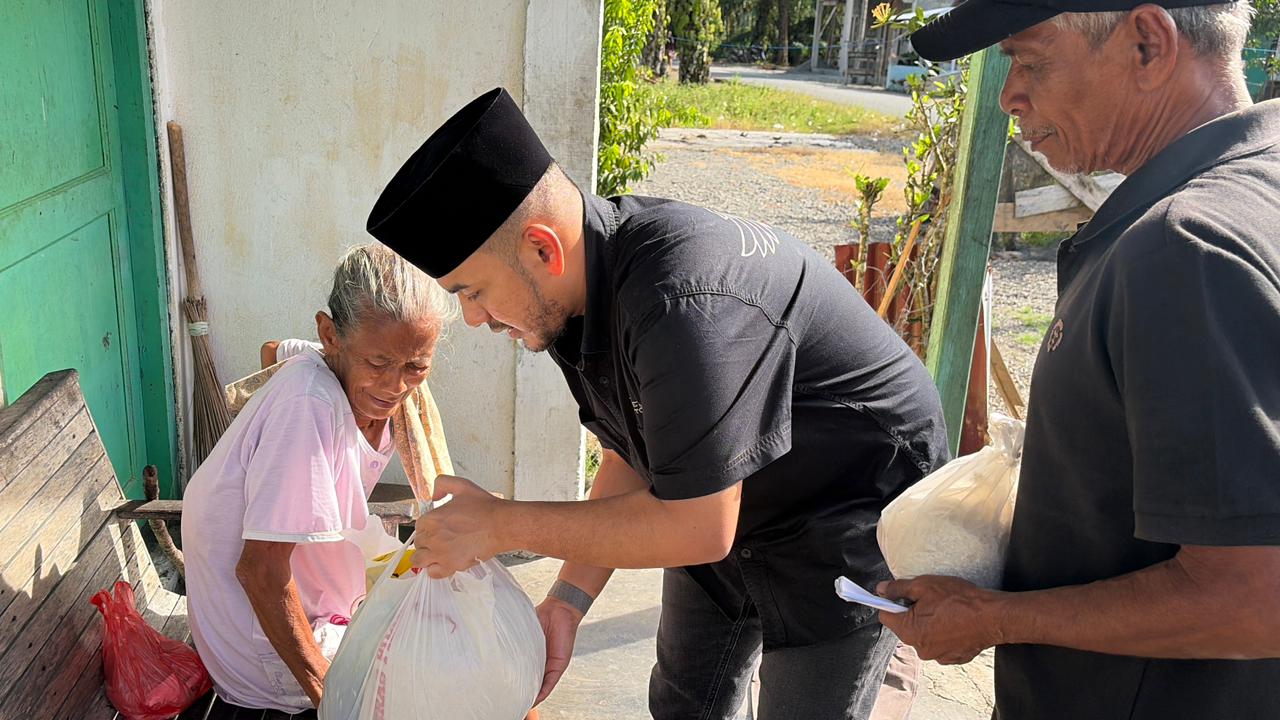 Rutin Tiap Tahun Hari Raya, Ketua DPRK Mohd Rizki Ramadhan Sambagi dan Beri Sembako ke Warga