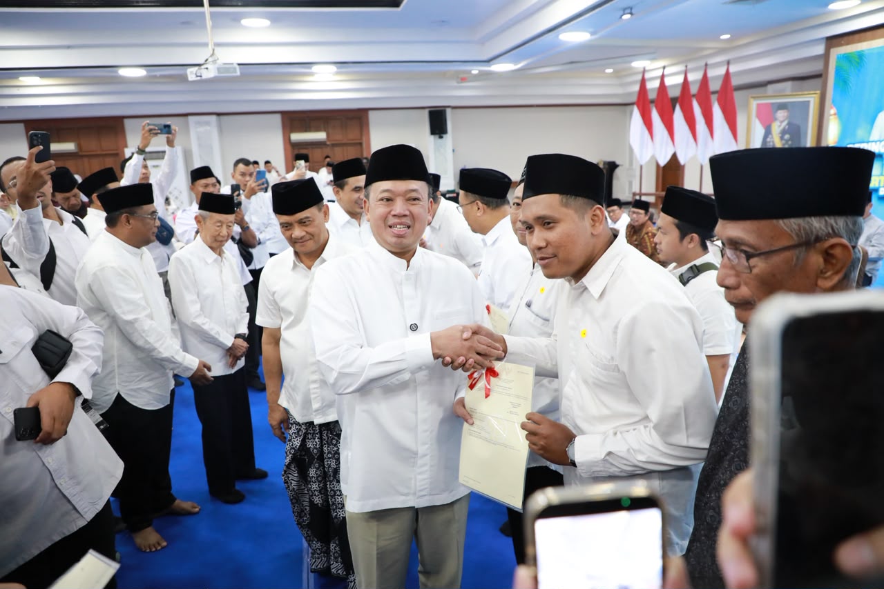 Serahkan 243 Sertipikat Tanah Wakaf di Jawa Tengah, Menteri Nusron: Bagian dari Program Prioritas Nasional Selesaikan Kepastian Hukum Aset Umat