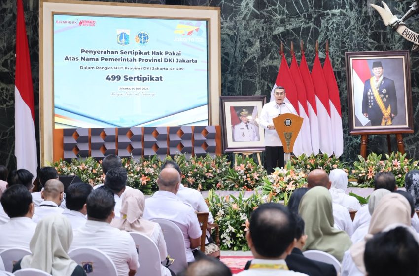  DKI Jakarta HUT ke-499, Wamen Ossy Serahkan 499 Sertipikat ke Gubernur Pramono Anung