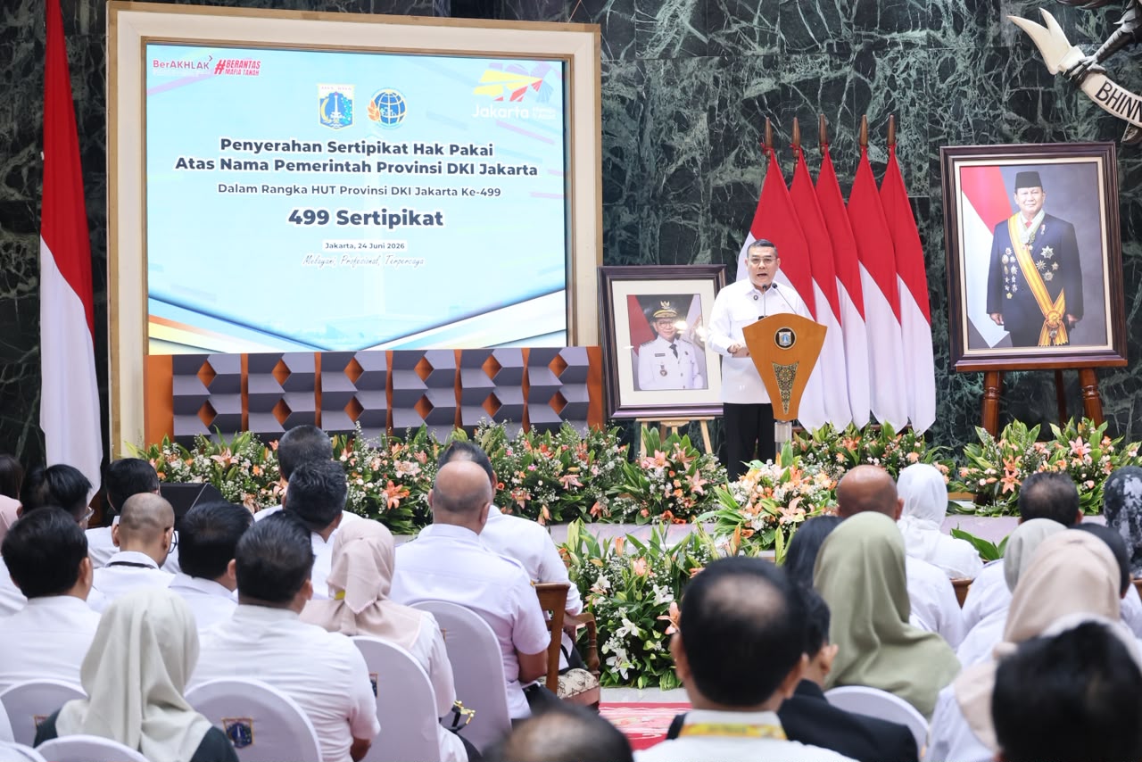 DKI Jakarta HUT ke-499, Wamen Ossy Serahkan 499 Sertipikat ke Gubernur Pramono Anung