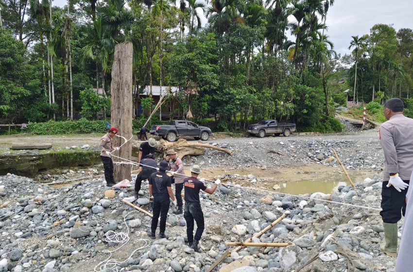  Satbrimob Batalyon C Pelopor Bangun Akses Darurat di Sikundo Aceh Barat, Pasang Sling Jembatan Sepanjang Ratusan Meter