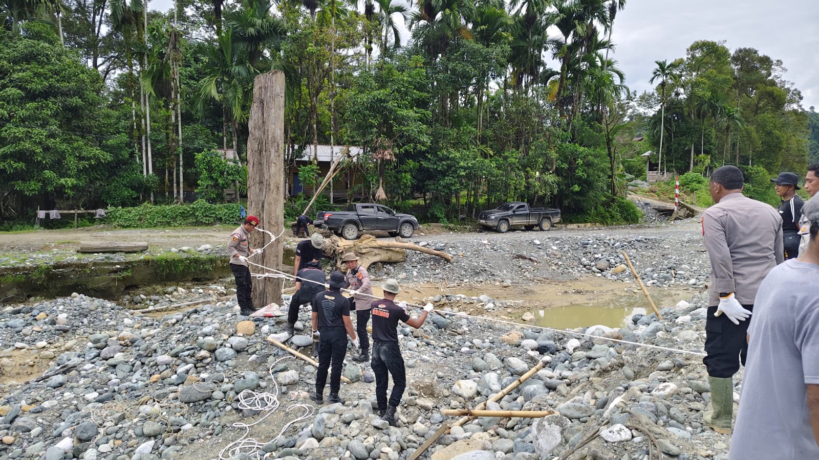 Satbrimob Batalyon C Pelopor Bangun Akses Darurat di Sikundo Aceh Barat, Pasang Sling Jembatan Sepanjang Ratusan Meter