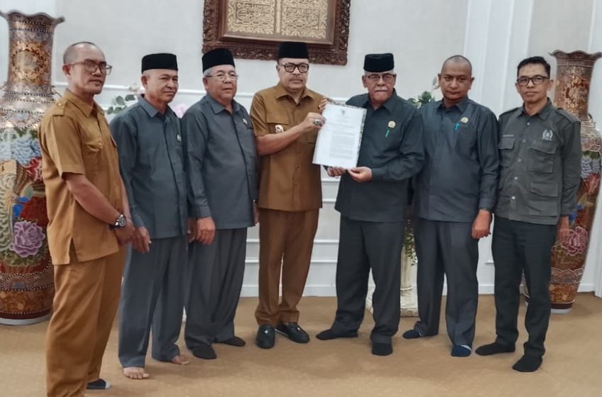  Bupati Nagan Raya Serahkan Perbup Jam Nol kepada MPD