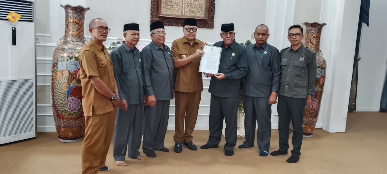 Bupati Nagan Raya Serahkan Perbup Jam Nol kepada MPD