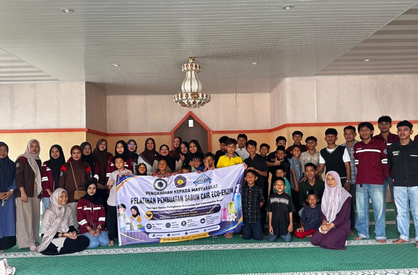  Teknik Kimia dan Magister Pengelolaan Sumber Daya Alam dan Lingkungan USM Gelar PKM Pelatihan Pembuatan Sabun Cair Eco-Enzim di Rumoh Seujahtera Aneuk Nanggroe