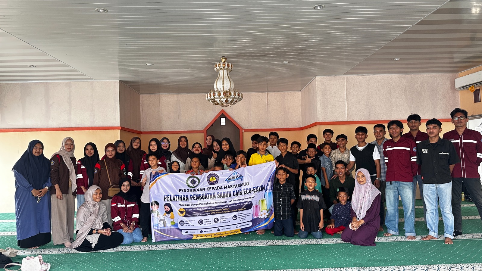 Teknik Kimia dan Magister Pengelolaan Sumber Daya Alam dan Lingkungan USM Gelar PKM Pelatihan Pembuatan Sabun Cair Eco-Enzim di Rumoh Seujahtera Aneuk Nanggroe