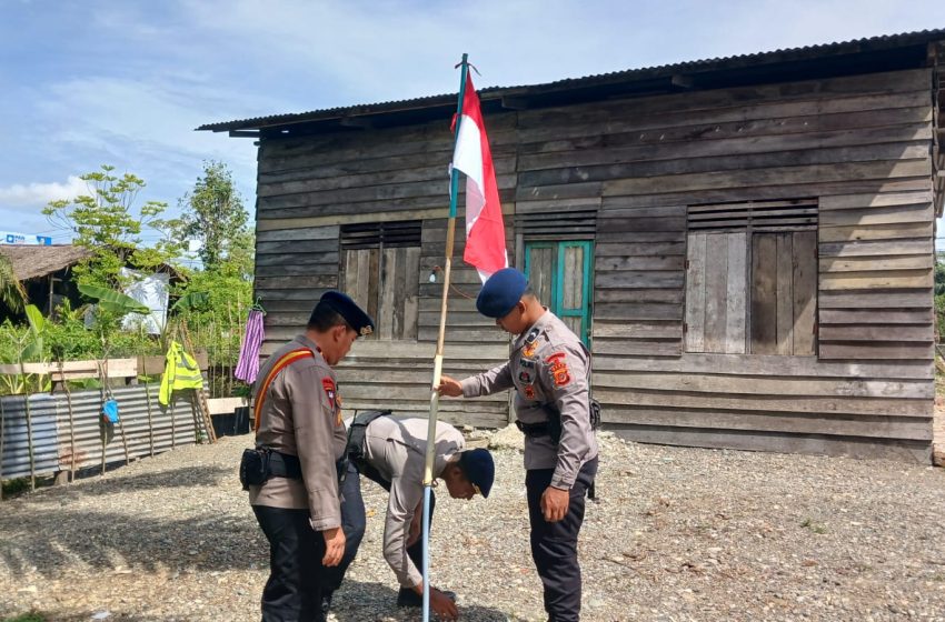  Brimob Batalyon C Pelopor Hadir di Tengah Warga, Bagikan dan Pasang Bendera Merah Putih