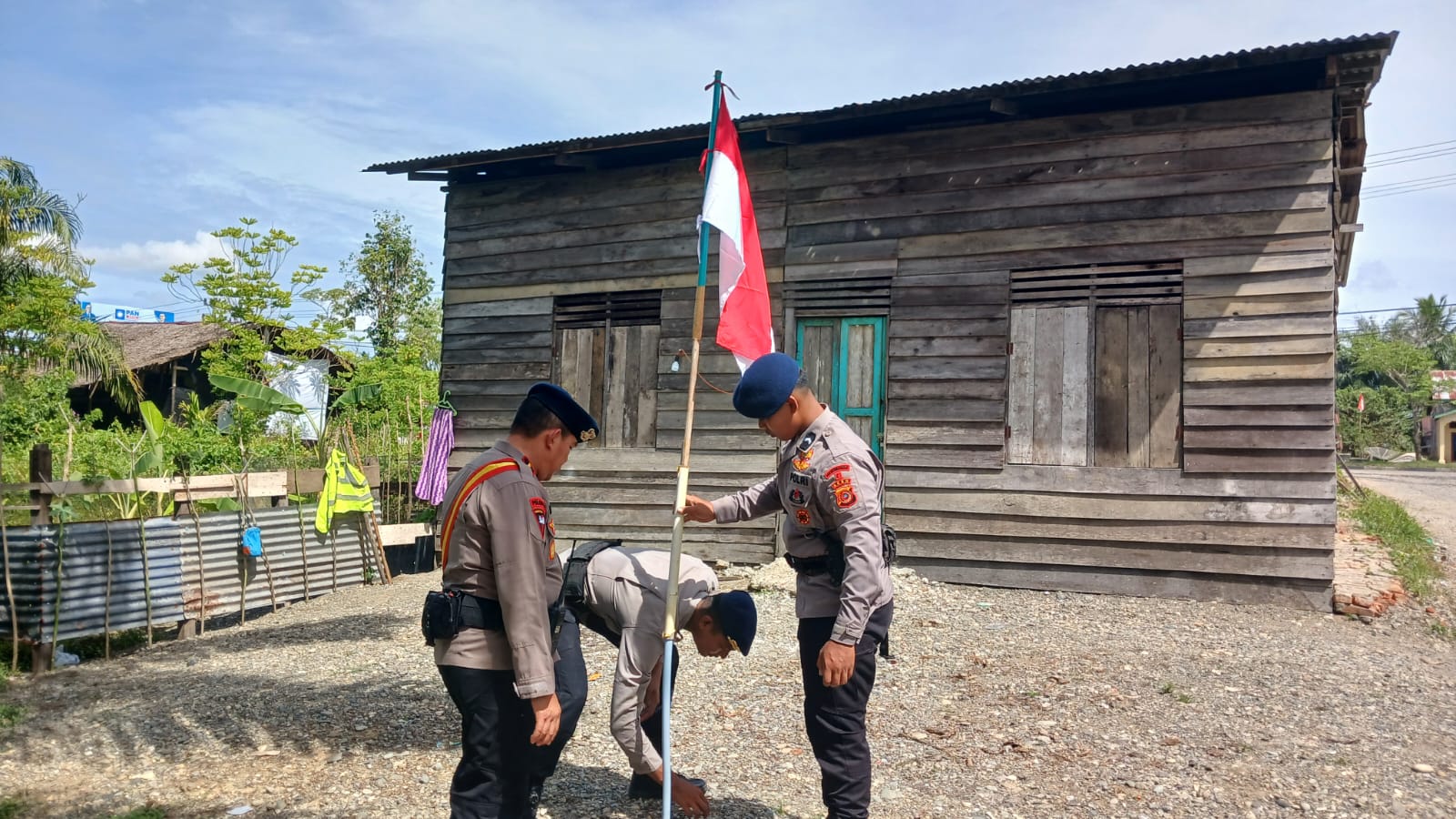 Brimob Batalyon C Pelopor Hadir di Tengah Warga, Bagikan dan Pasang Bendera Merah Putih