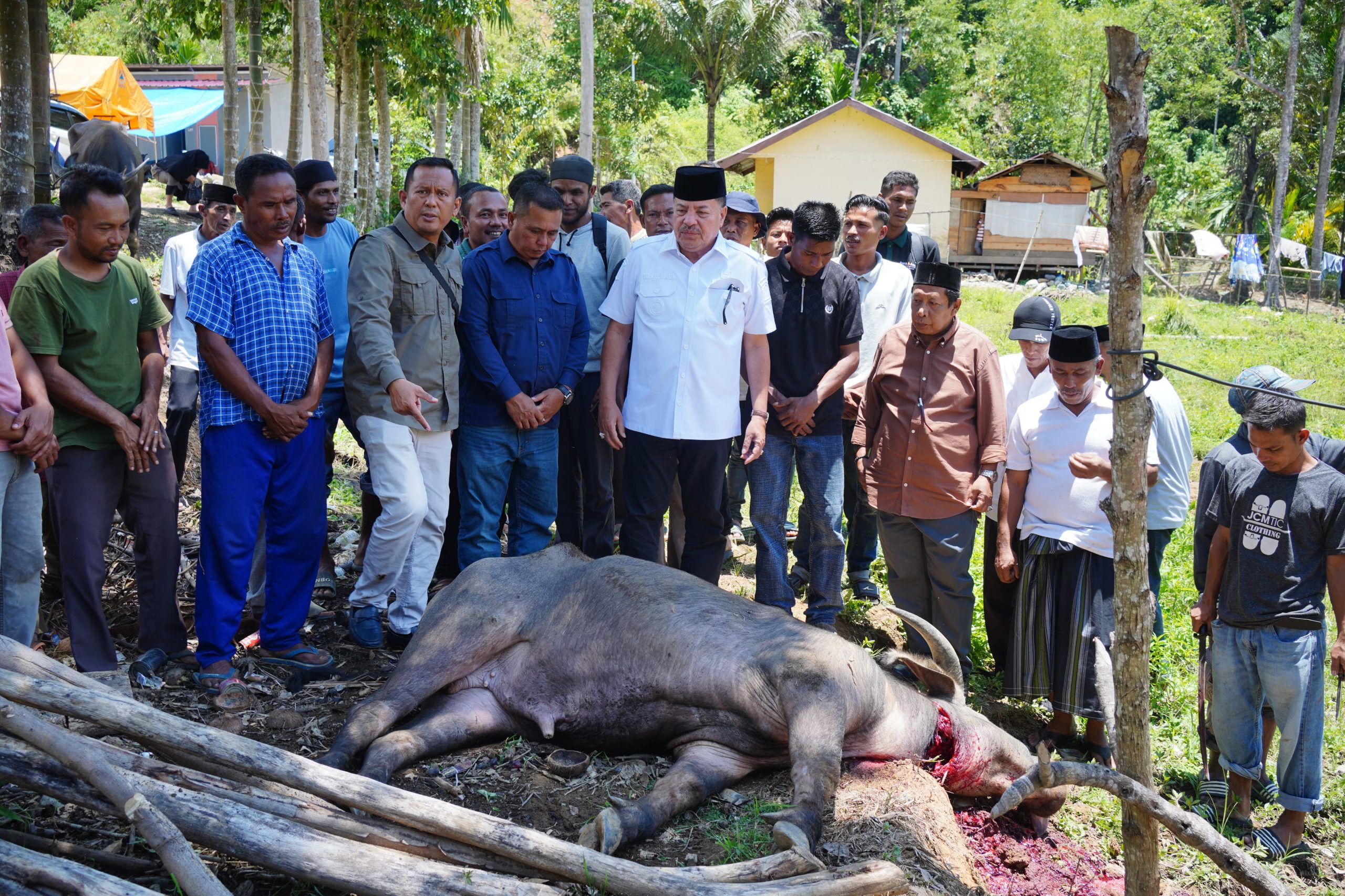 Disalurkan Melalui Bupati TRK, Korban Banjir Bandang di Nagan Raya Terima Daging Meugang dari Presiden