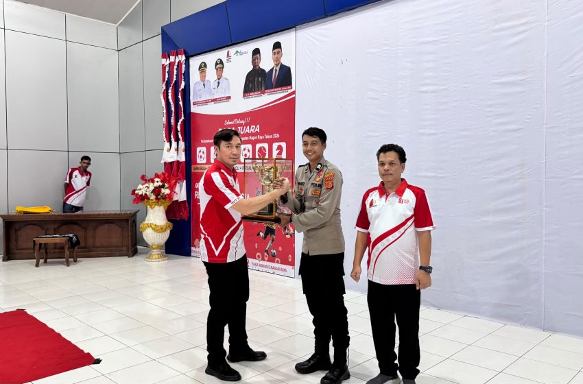  Bupati TRK Diwakili Kadis Parpora Serahkan Hadiah Perlombaan HUT ke-81 RI