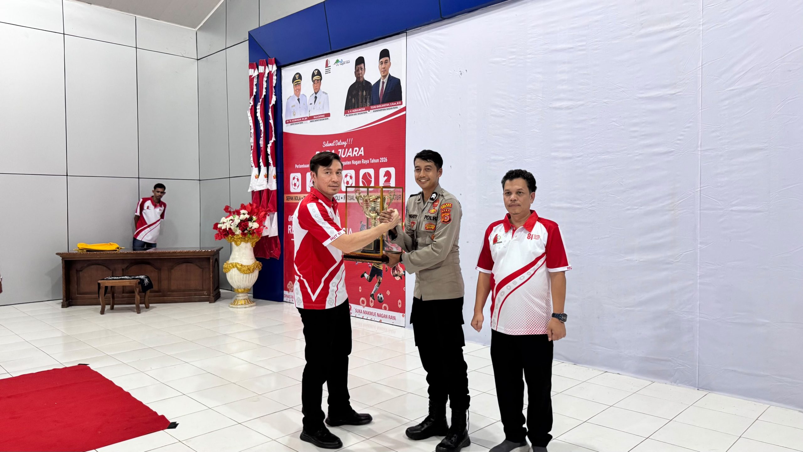 Bupati TRK Diwakili Kadis Parpora Serahkan Hadiah Perlombaan HUT ke-81 RI