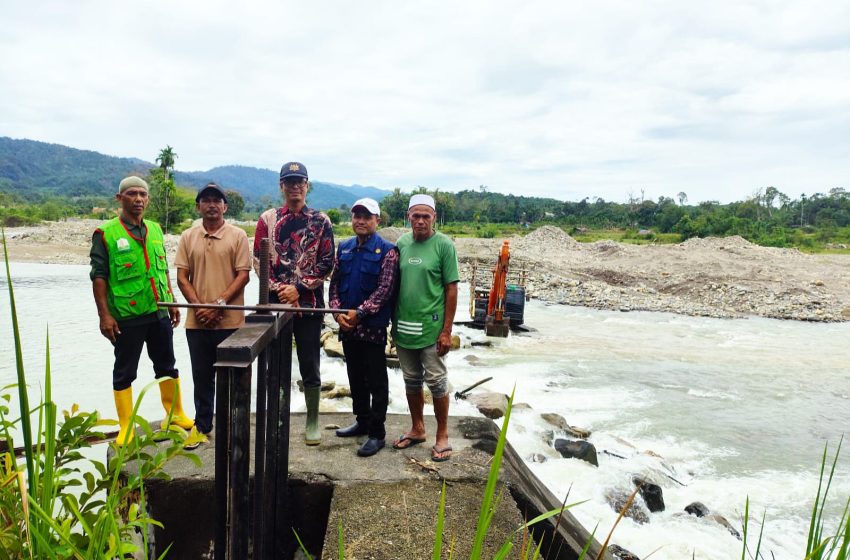  Tindaklanjuti Perintah Bupati TRK, Kadistanak Tuntaskan Penyumbatan Irigasi, Petani siap Kembali Turun ke Sawah