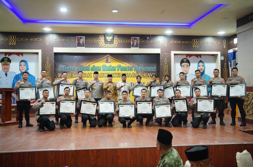  Bupati TRK Serahkan Piagam Penghargaan kepada 20 Mahasiswa STIK-PTIK atas Pengabdian di Daerah