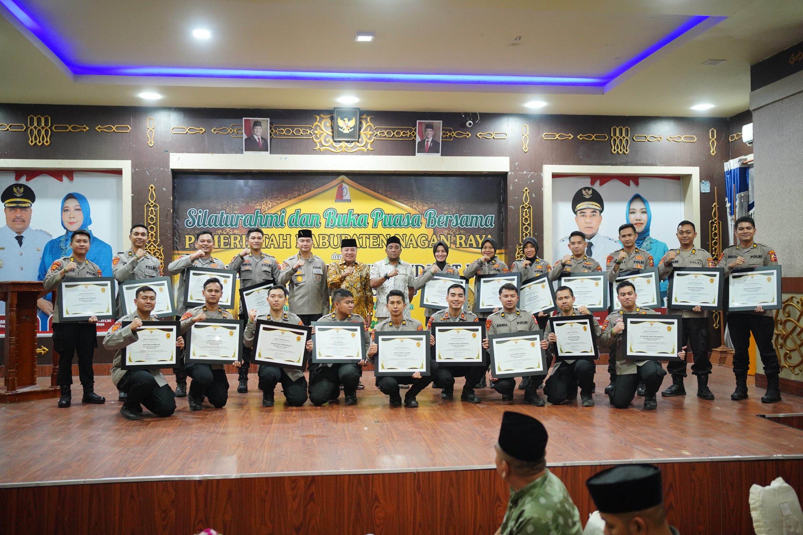 Bupati TRK Serahkan Piagam Penghargaan kepada 20 Mahasiswa STIK-PTIK atas Pengabdian di Daerah