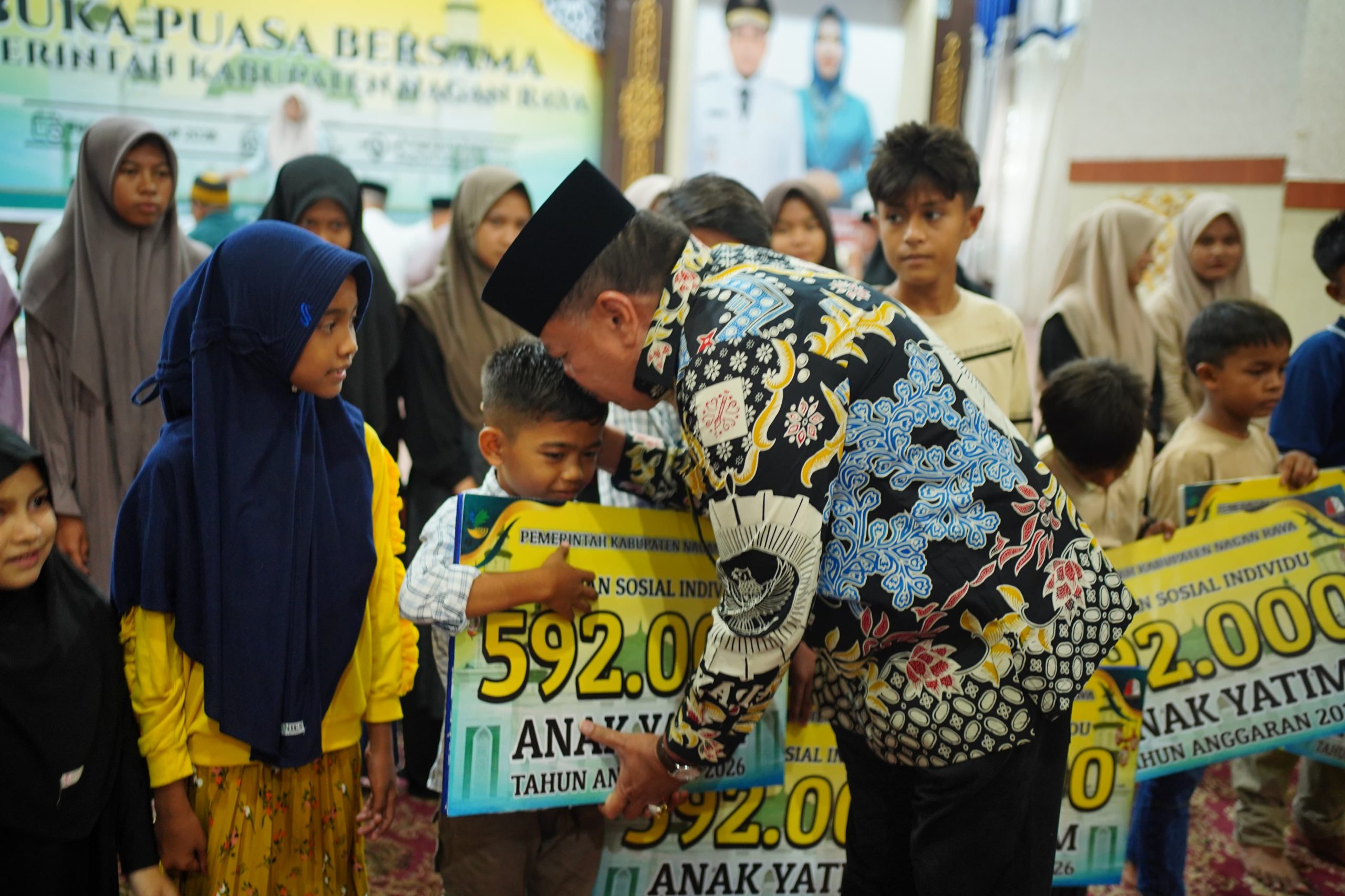 1.832 Anak Yatim Nagan Raya Terima Bantuan Satu Miliar Lebih yang diserahkan Bupati TRK