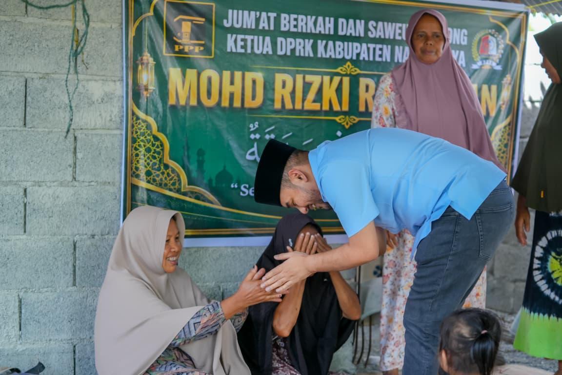 Di Jumat Berkah, Ketua DPRK Mohd Rizki Ramadhan Bantu Warga Kurang Mampu 