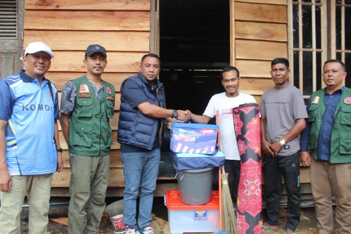  Warga Terdampak Banjir di Beutong Ateuh Terima Bantuan Meugang dan Wabup Raja Sayang Ikut Tinjau Progres Huntara